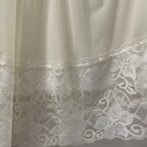 Off white Jacob skirt with lace bottom. - Picture 3 of 13